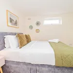 Modern 3-Bedroom 2-Bathroom Flat With Garden At Hanwell