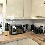 Modern 3-Bedroom 2-Bathroom Flat With Garden At Hanwell