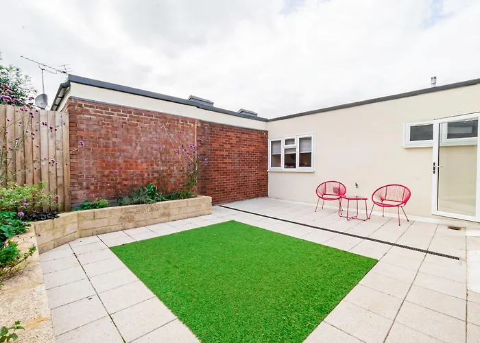 Modern 3-Bedroom 2-Bathroom Flat With Garden At Hanwell