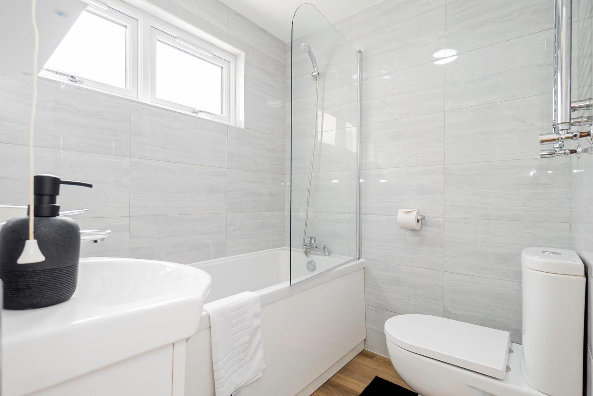 Modern 3-bedroom 2-bathroom Flat With Garden At Hanwell Apartment *