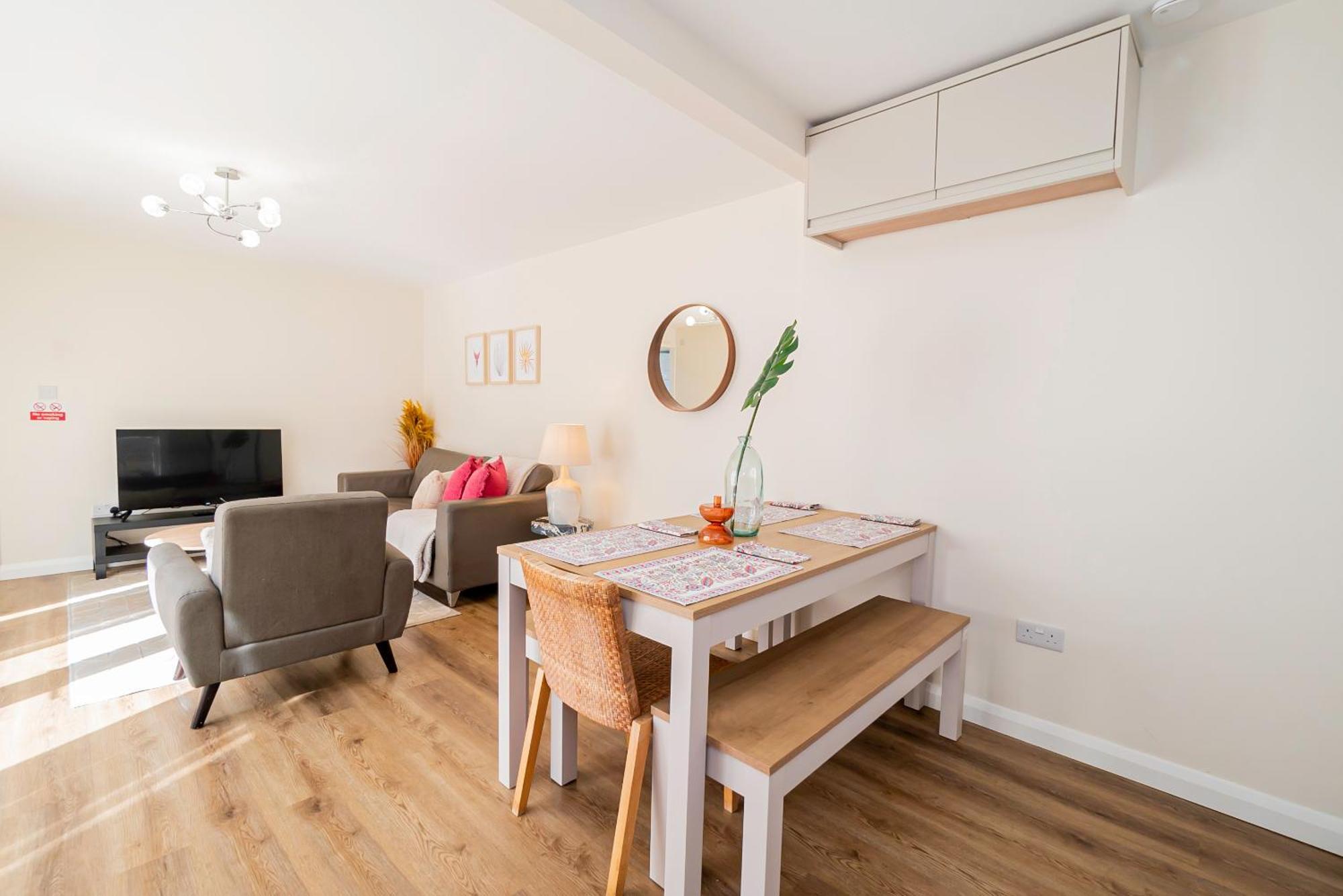 Modern 3-bedroom 2-bathroom Flat With Garden At Hanwell *