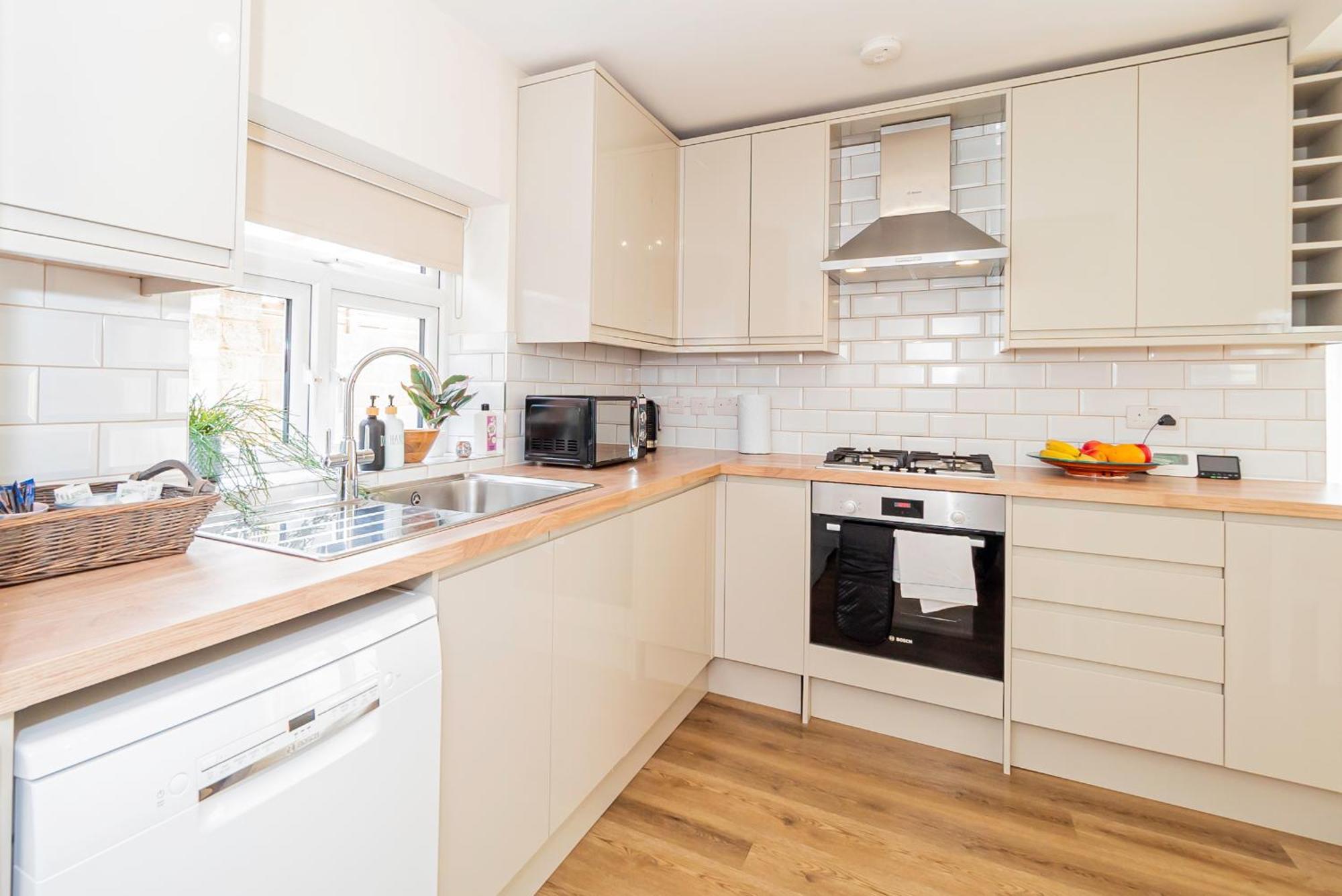 Apartment Modern 3-bedroom 2-bathroom Flat With Garden At Hanwell