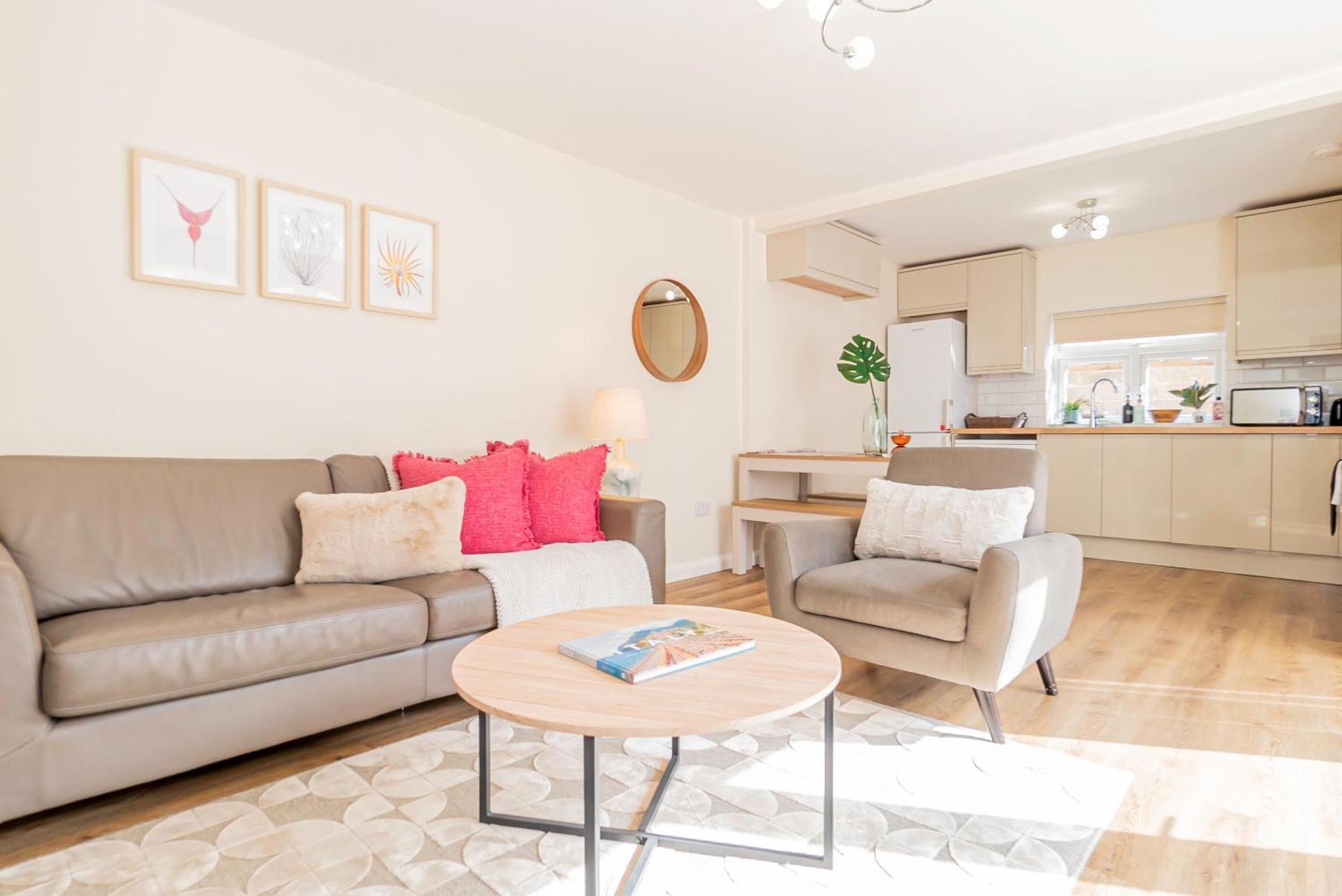 Modern 3-bedroom 2-bathroom Flat With Garden At Hanwell Apartment
